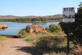 Aquatic nuisance species sign at lake